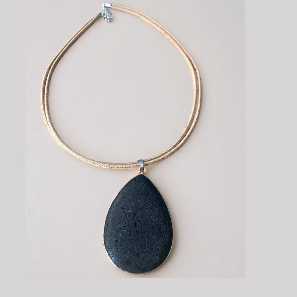 Elegant Black Pendant Necklace